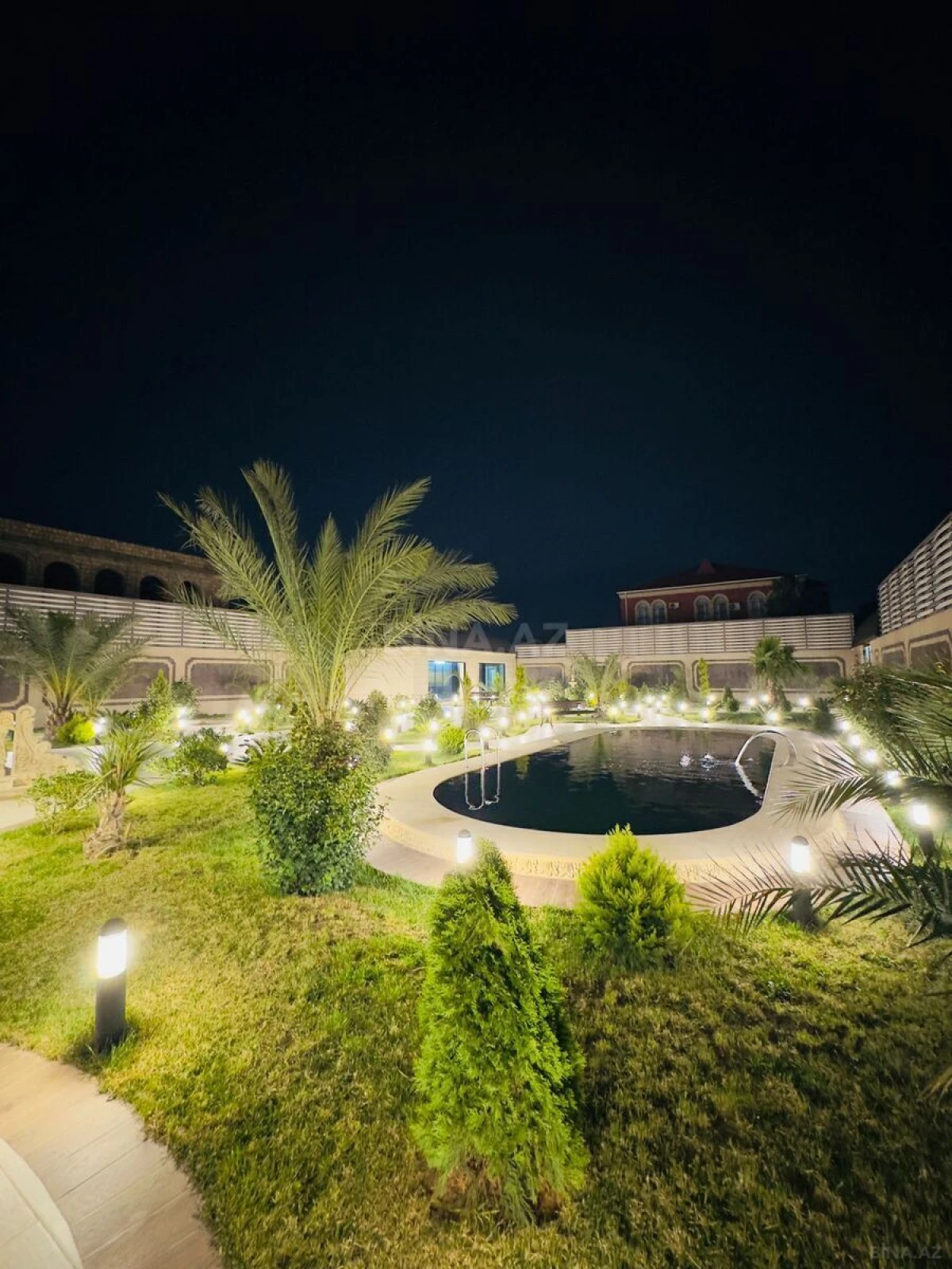 Satılır 8 otaqlı həyət evi 600 m²