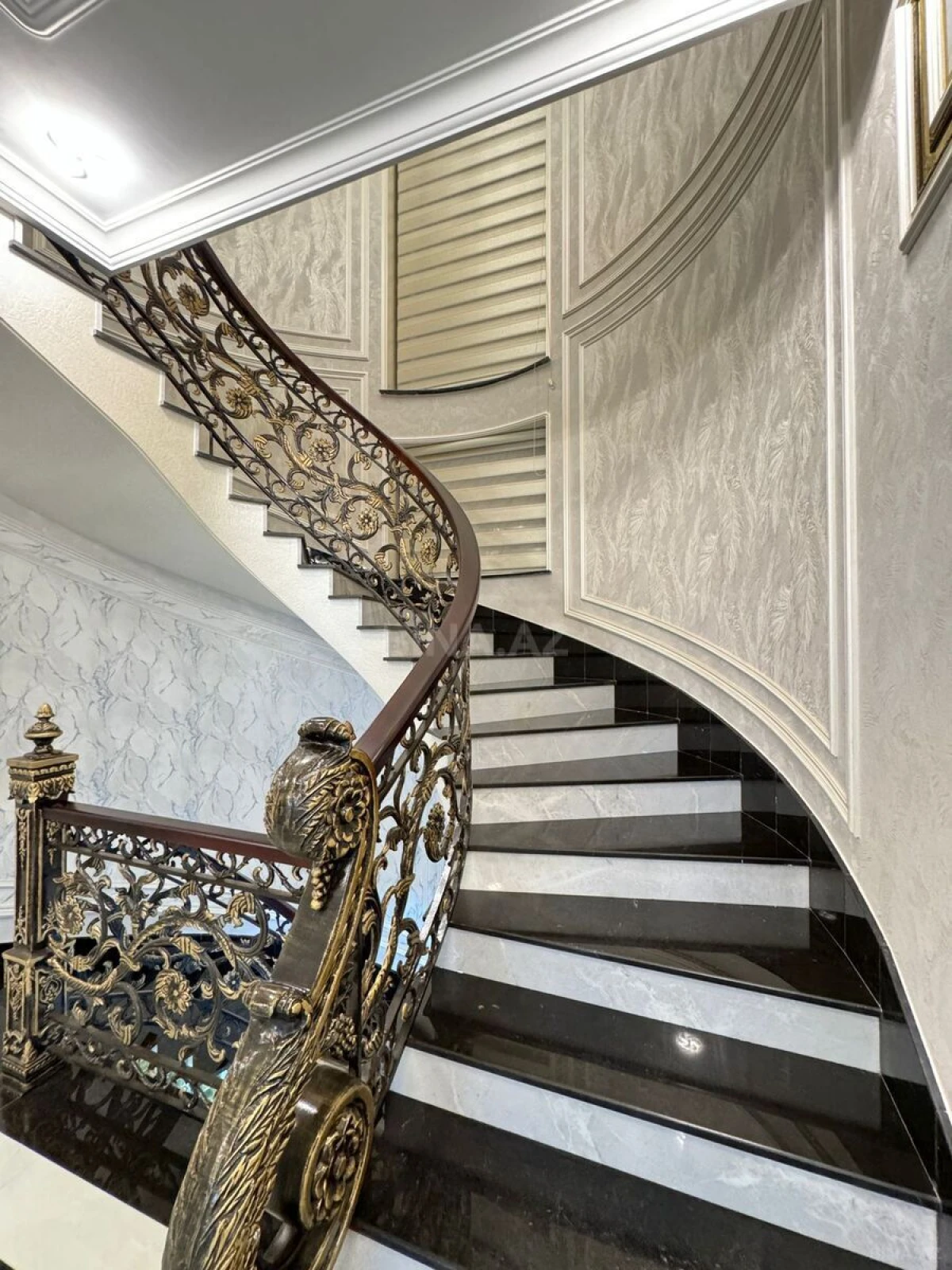 Satılır 8 otaqlı həyət evi 600 m²