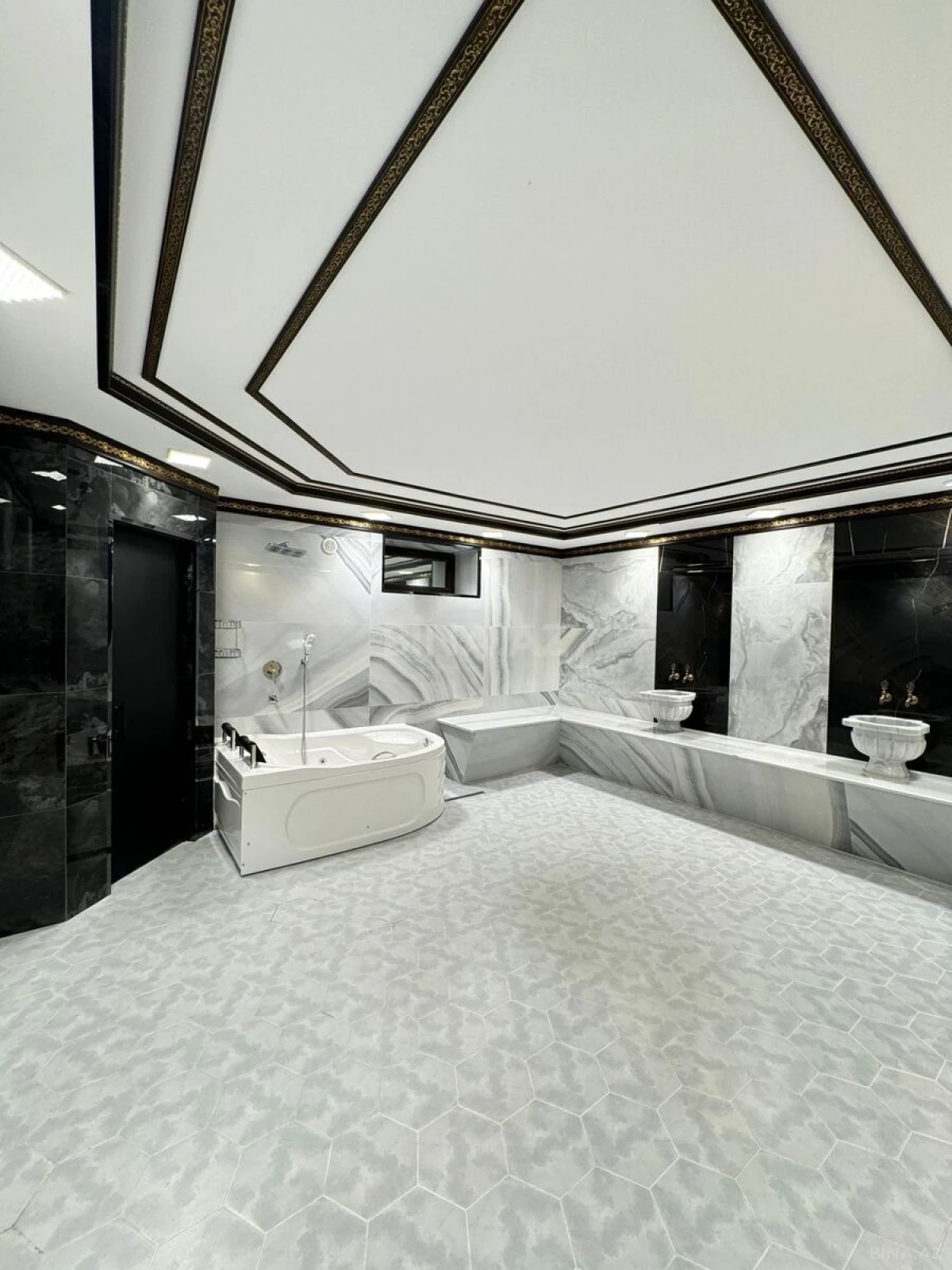 Satılır 8 otaqlı həyət evi 600 m²