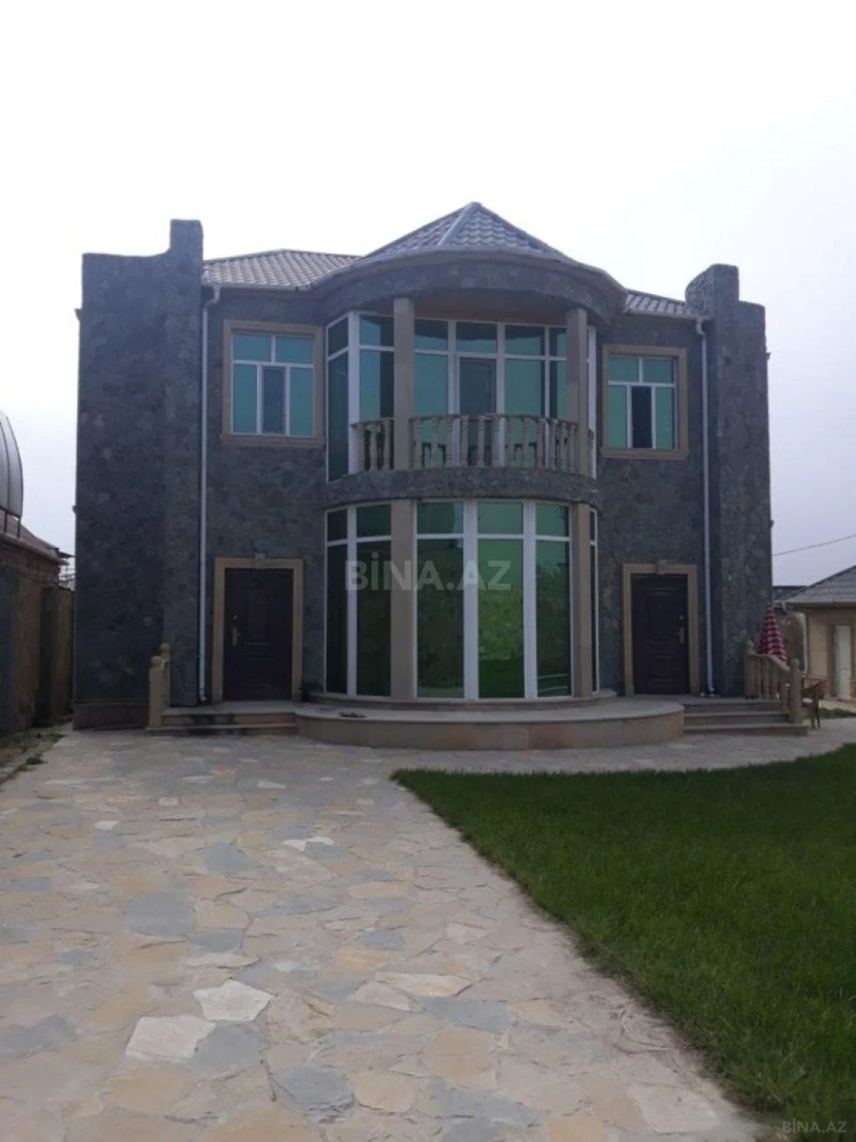 Kirayə verilir 6 otaqlı həyət evi 300 m²