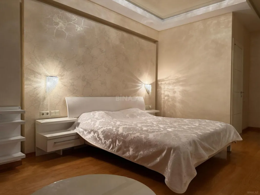 Satılır 3 otaqlı mənzil 130 m²