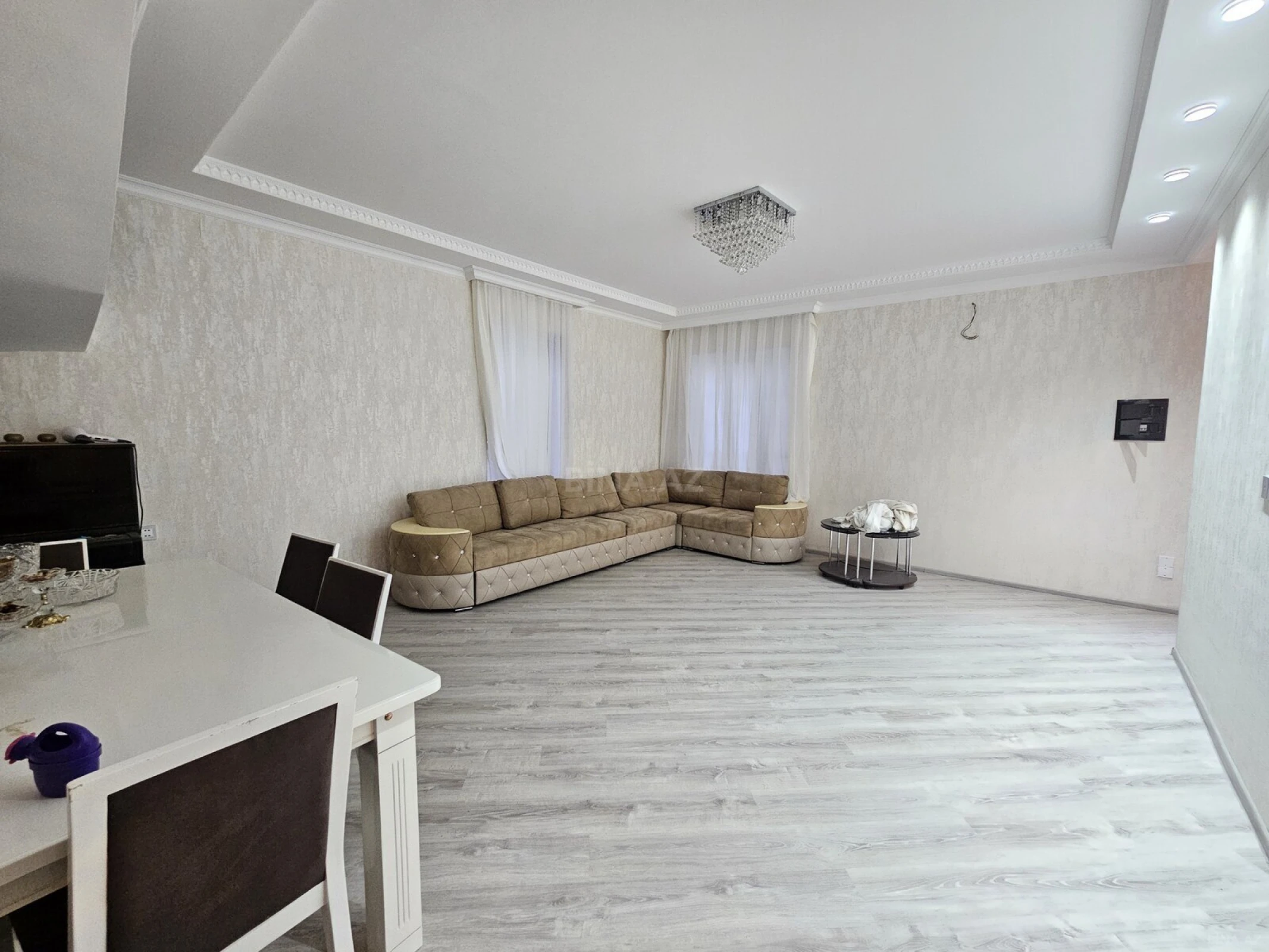 Satılır 5 otaqlı həyət evi 250 m²