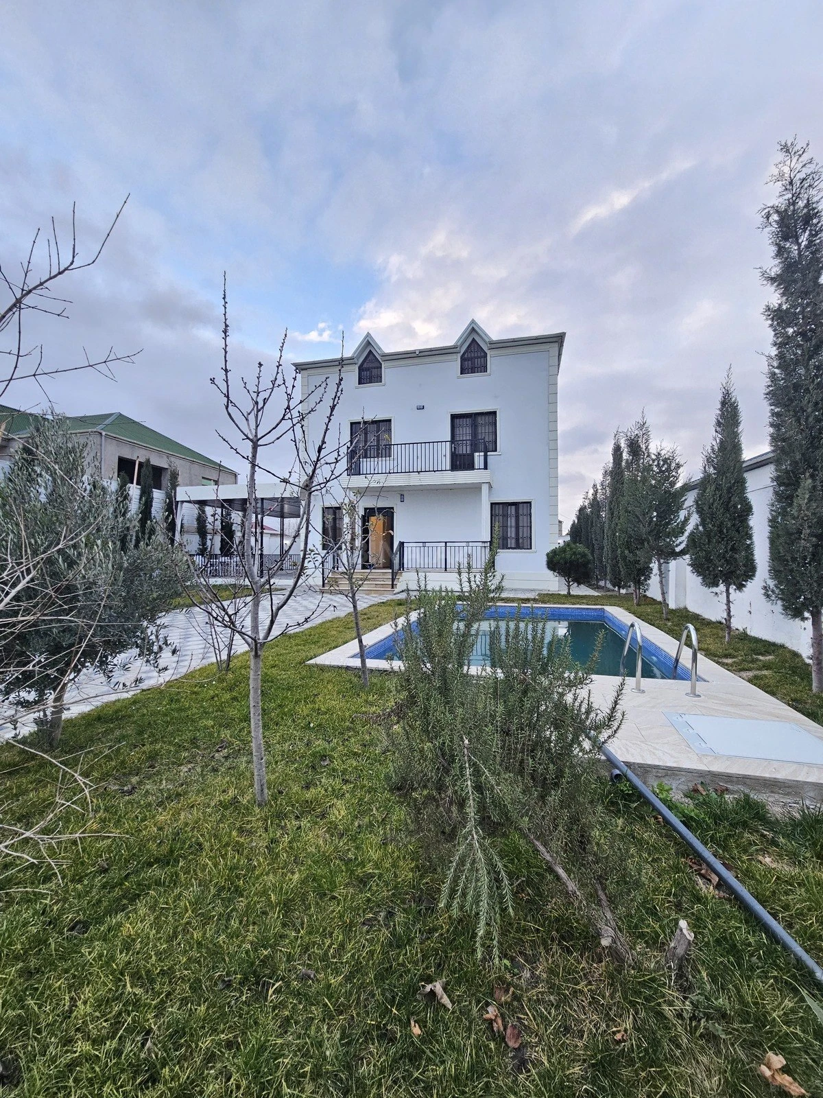 Satılır 5 otaqlı həyət evi 250 m²