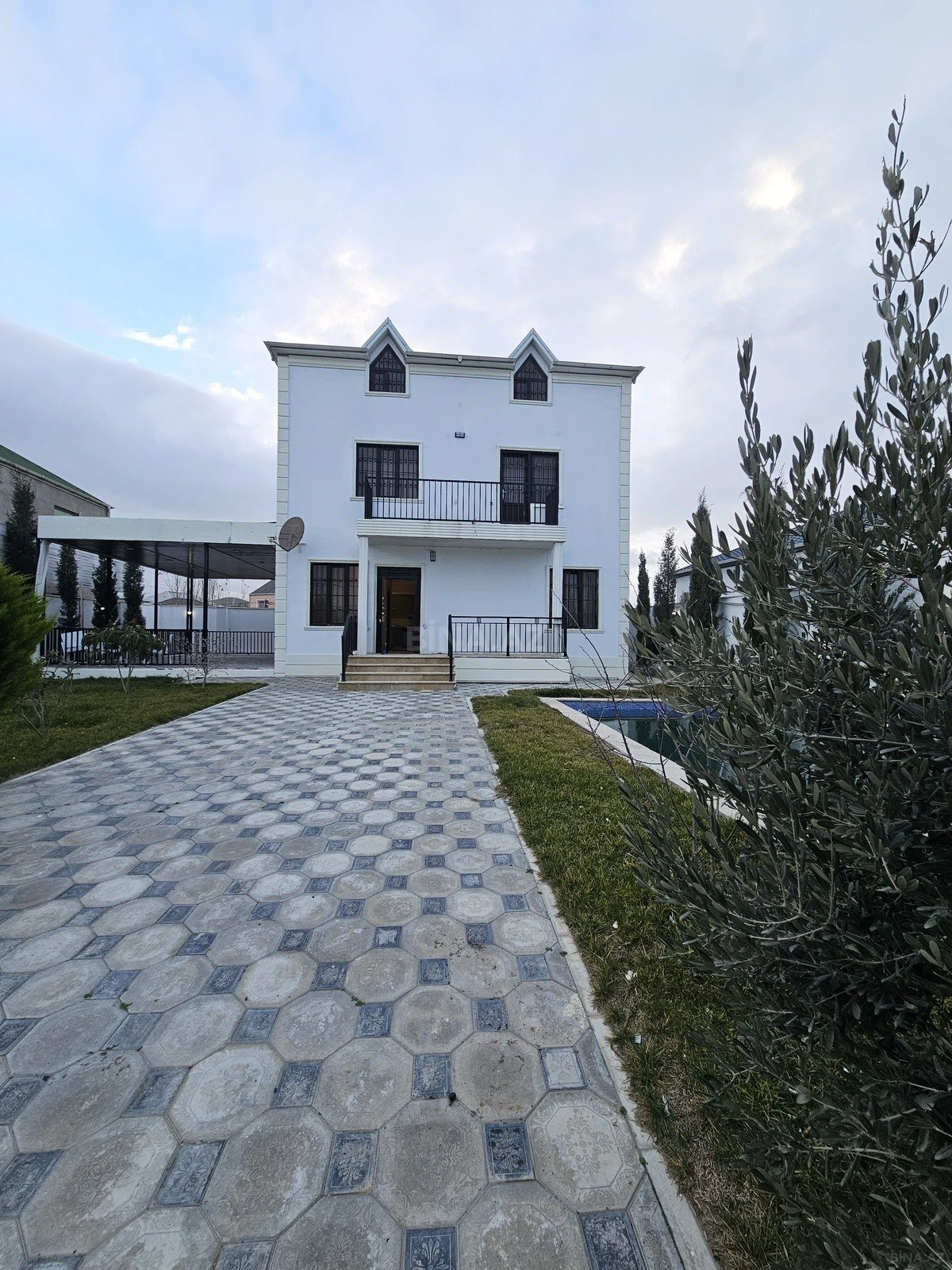 Satılır 5 otaqlı həyət evi 250 m²