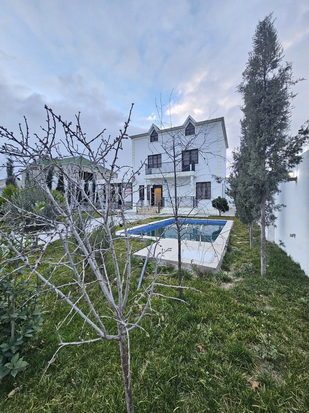 Satılır 5 otaqlı həyət evi 250 m²