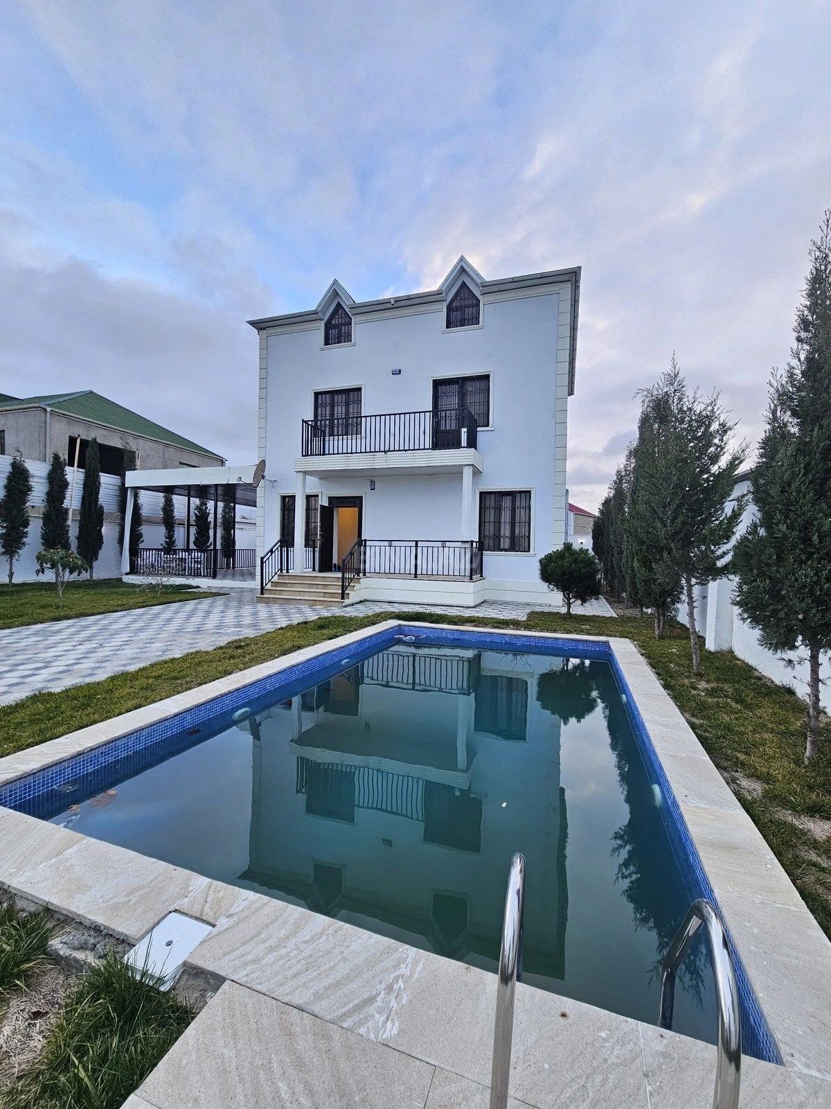 Satılır 5 otaqlı həyət evi 250 m²
