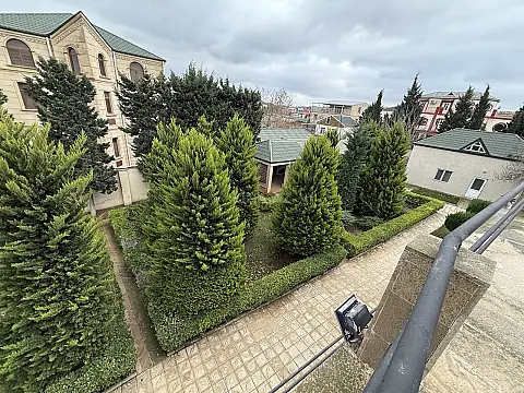 Satılır 8 otaqlı həyət evi 600 m²
