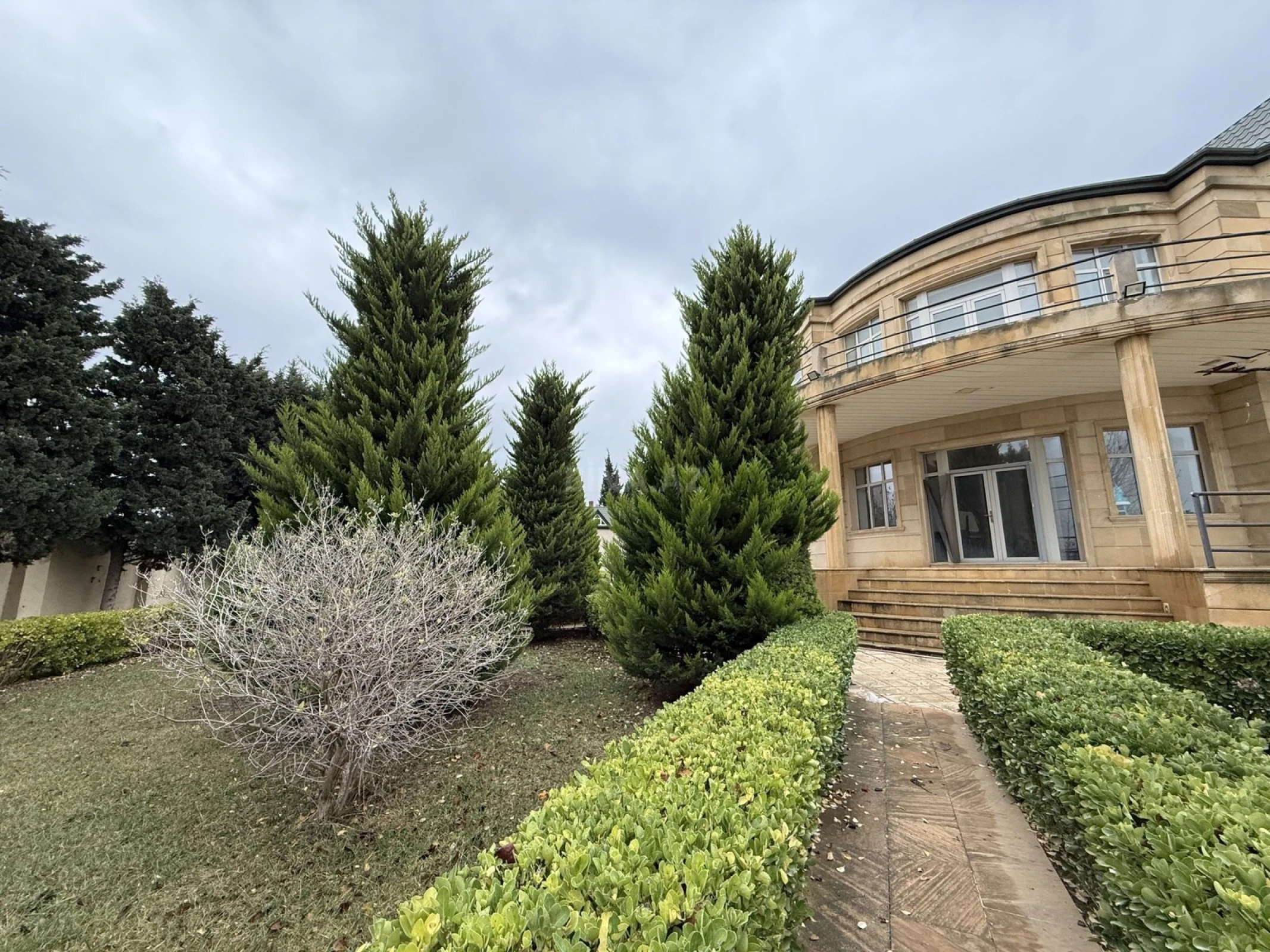 Satılır 8 otaqlı həyət evi 600 m²