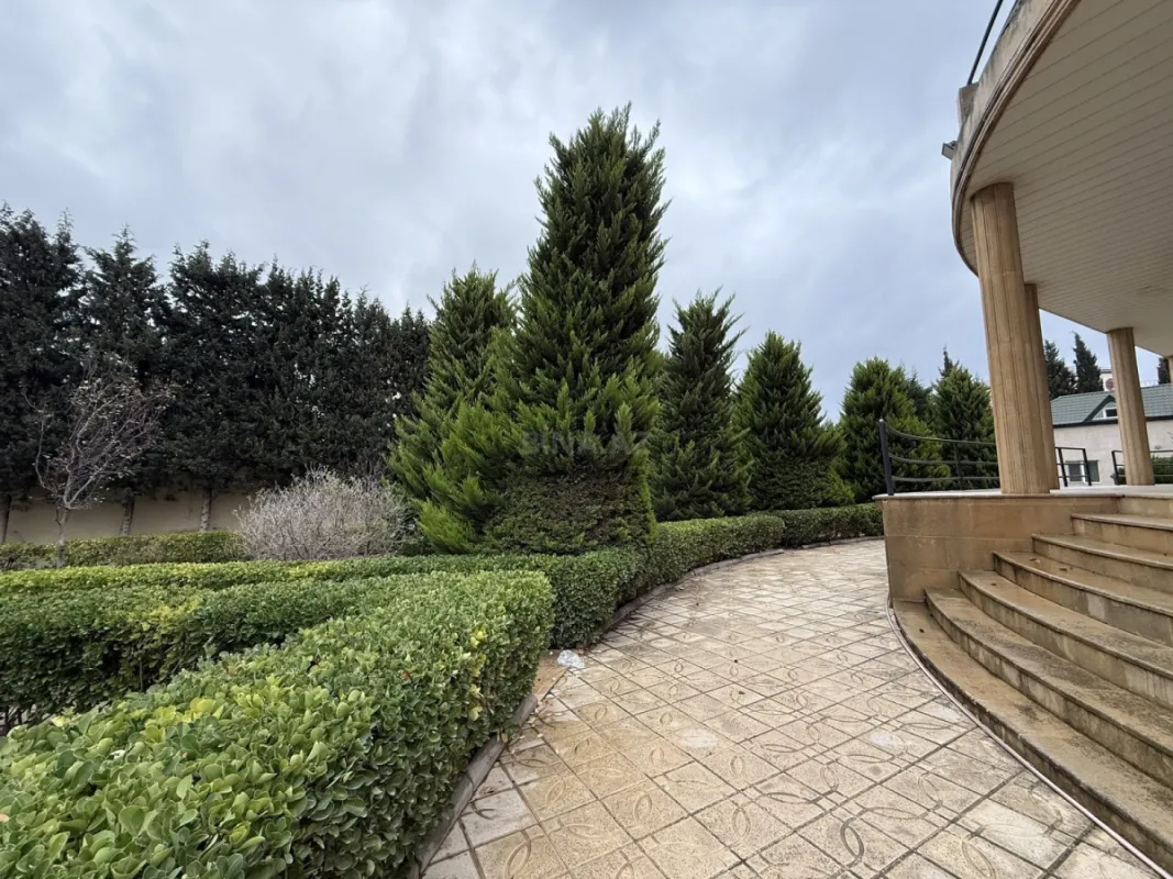 Satılır 8 otaqlı həyət evi 600 m²