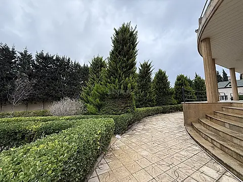 Satılır 8 otaqlı həyət evi 600 m²