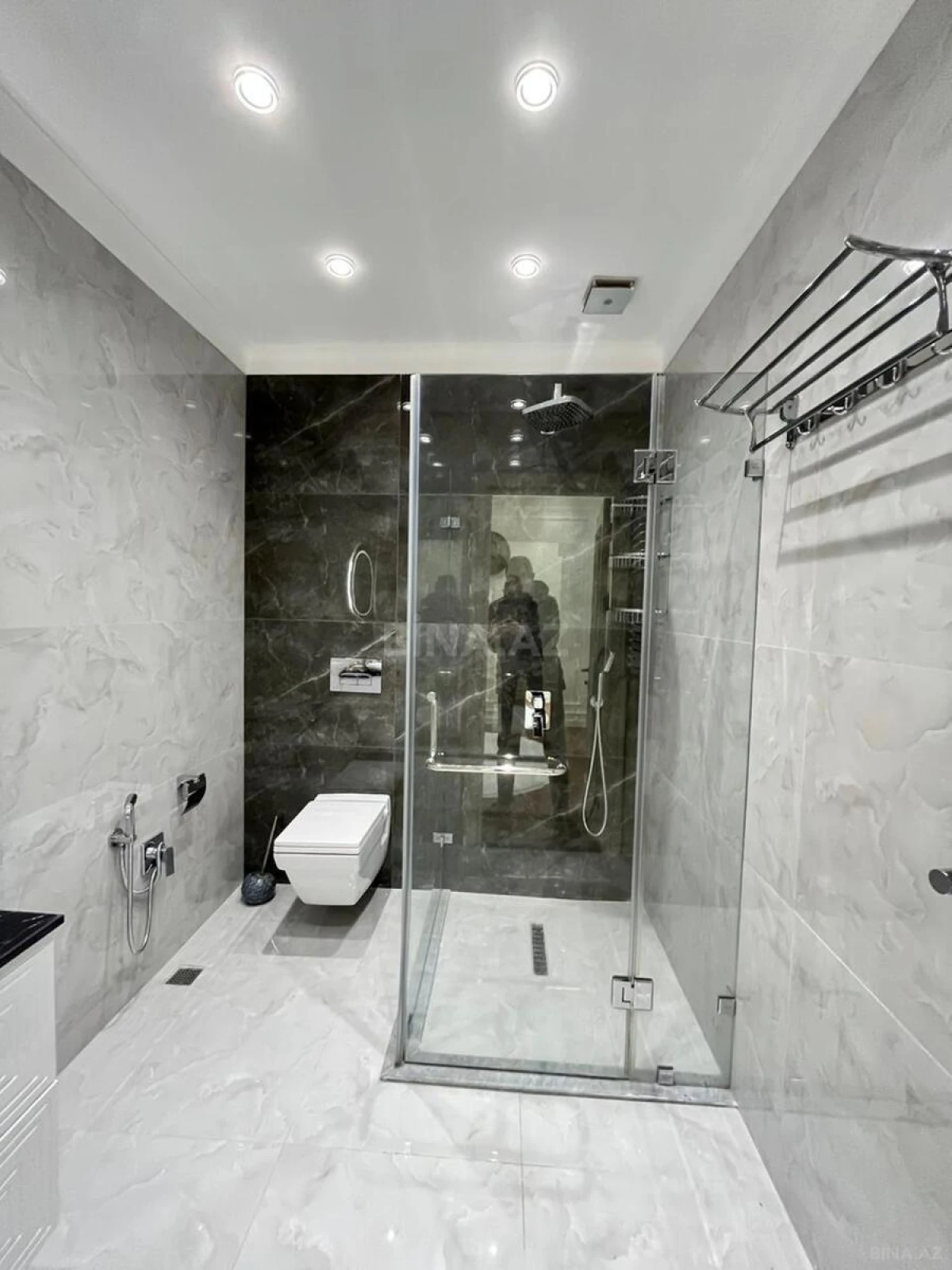 Satılır 4 otaqlı mənzil 191 m²