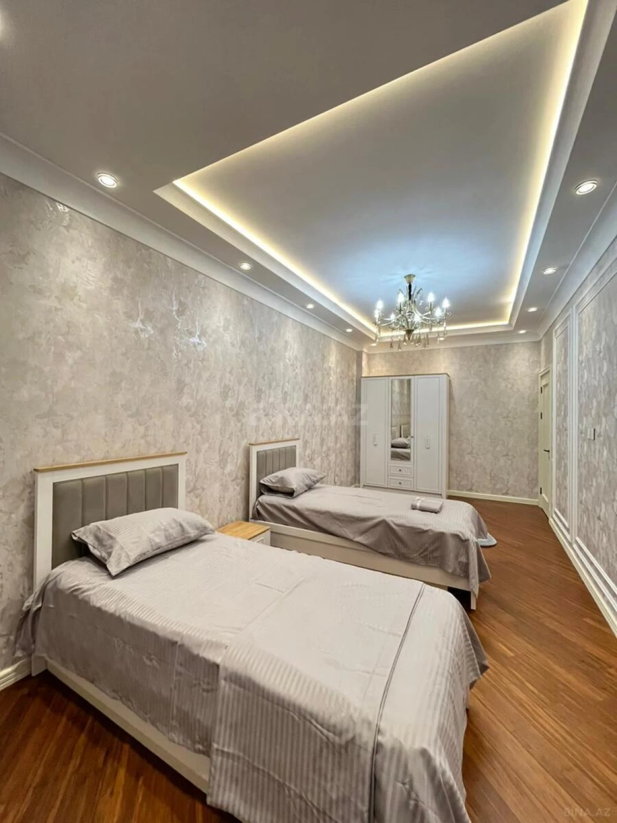Satılır 4 otaqlı mənzil 191 m²
