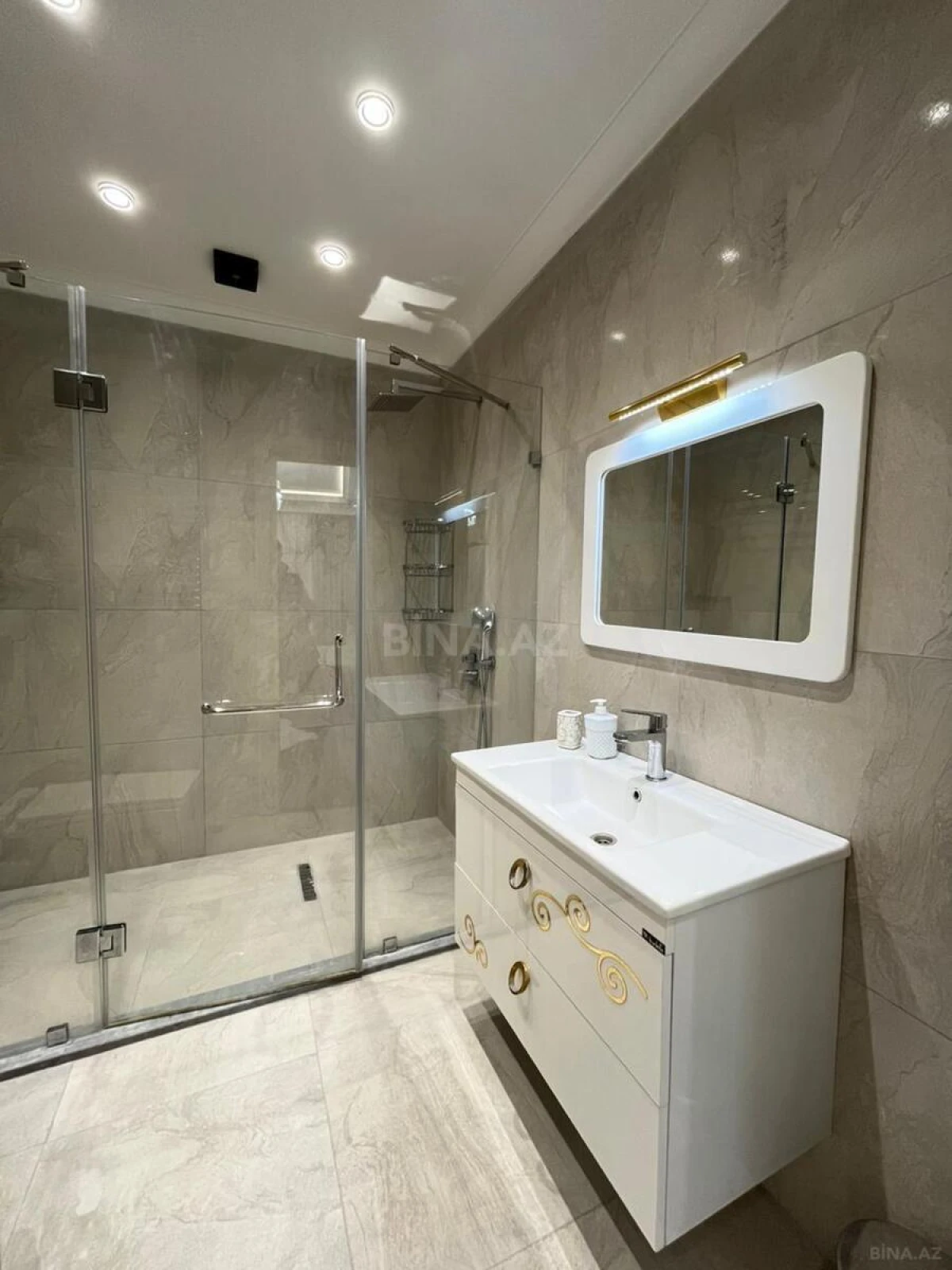 Satılır 4 otaqlı mənzil 191 m²