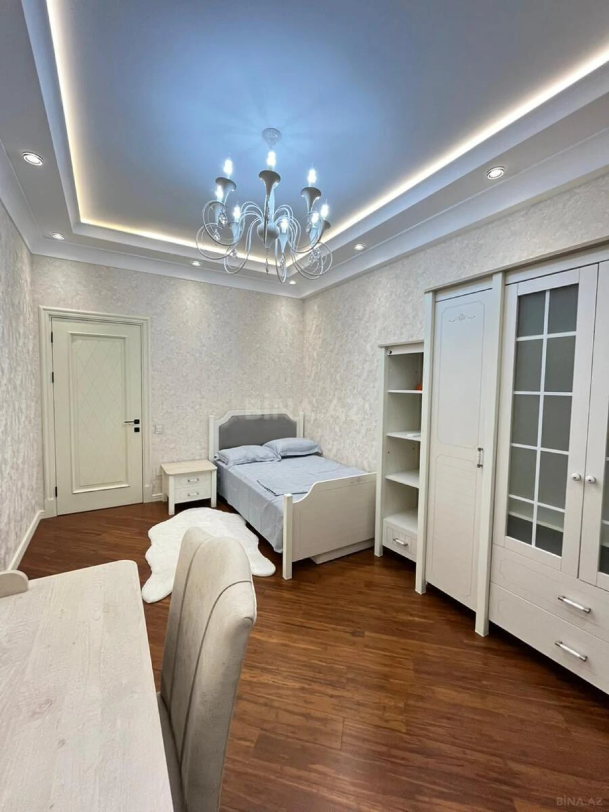 Satılır 4 otaqlı mənzil 191 m²