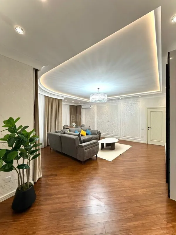 Satılır 4 otaqlı mənzil 191 m²