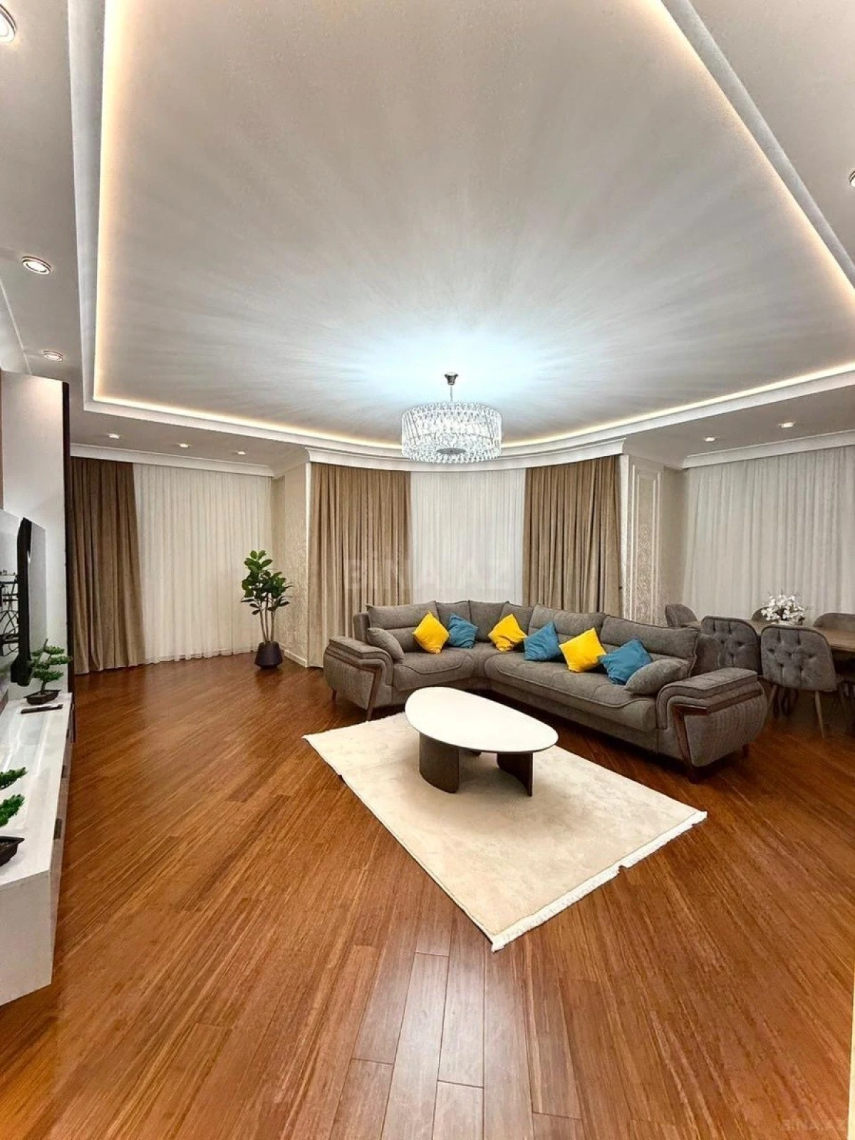 Satılır 4 otaqlı mənzil 191 m²
