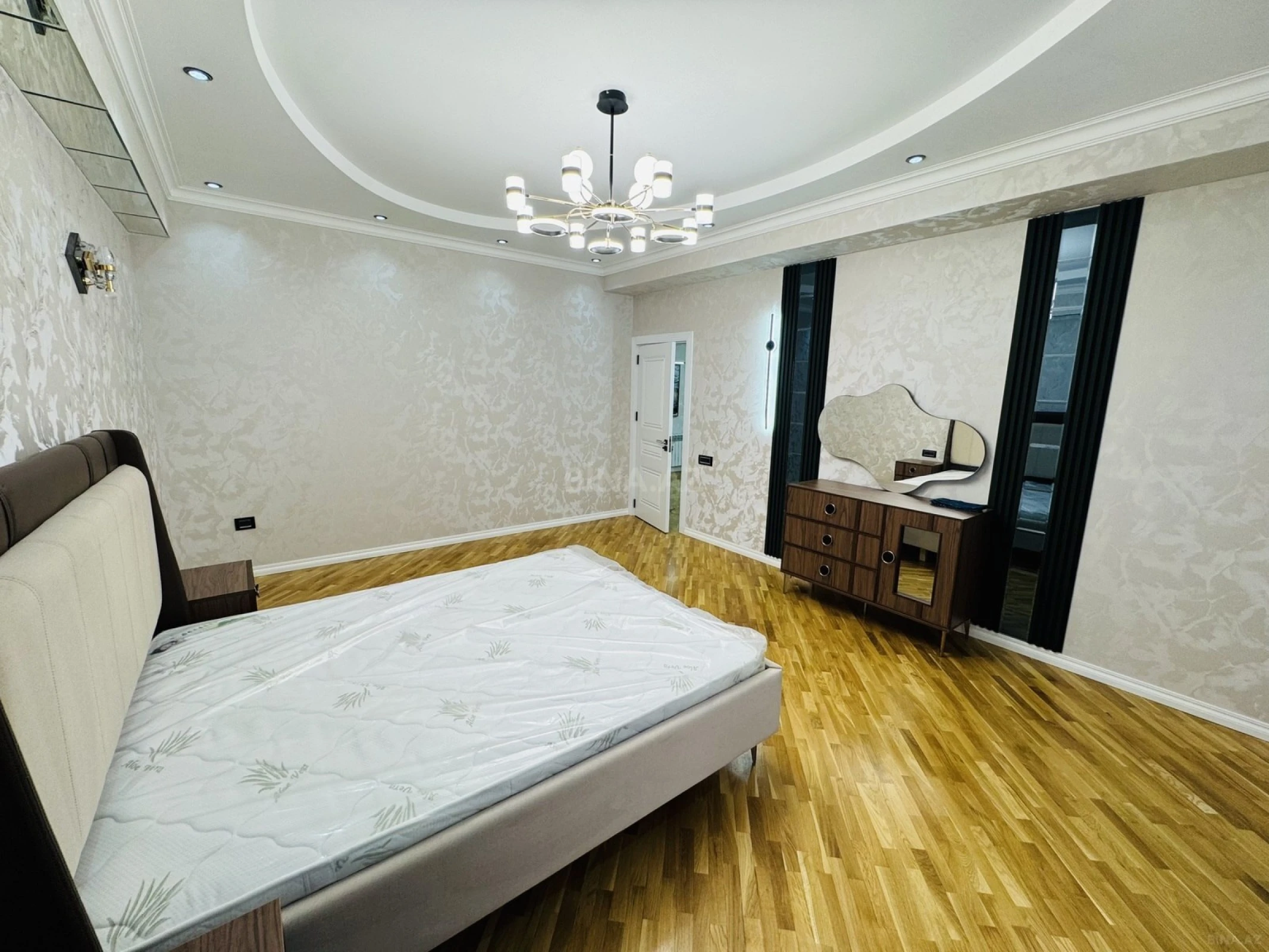 Kirayə verilir 3 otaqlı mənzil 150 m²