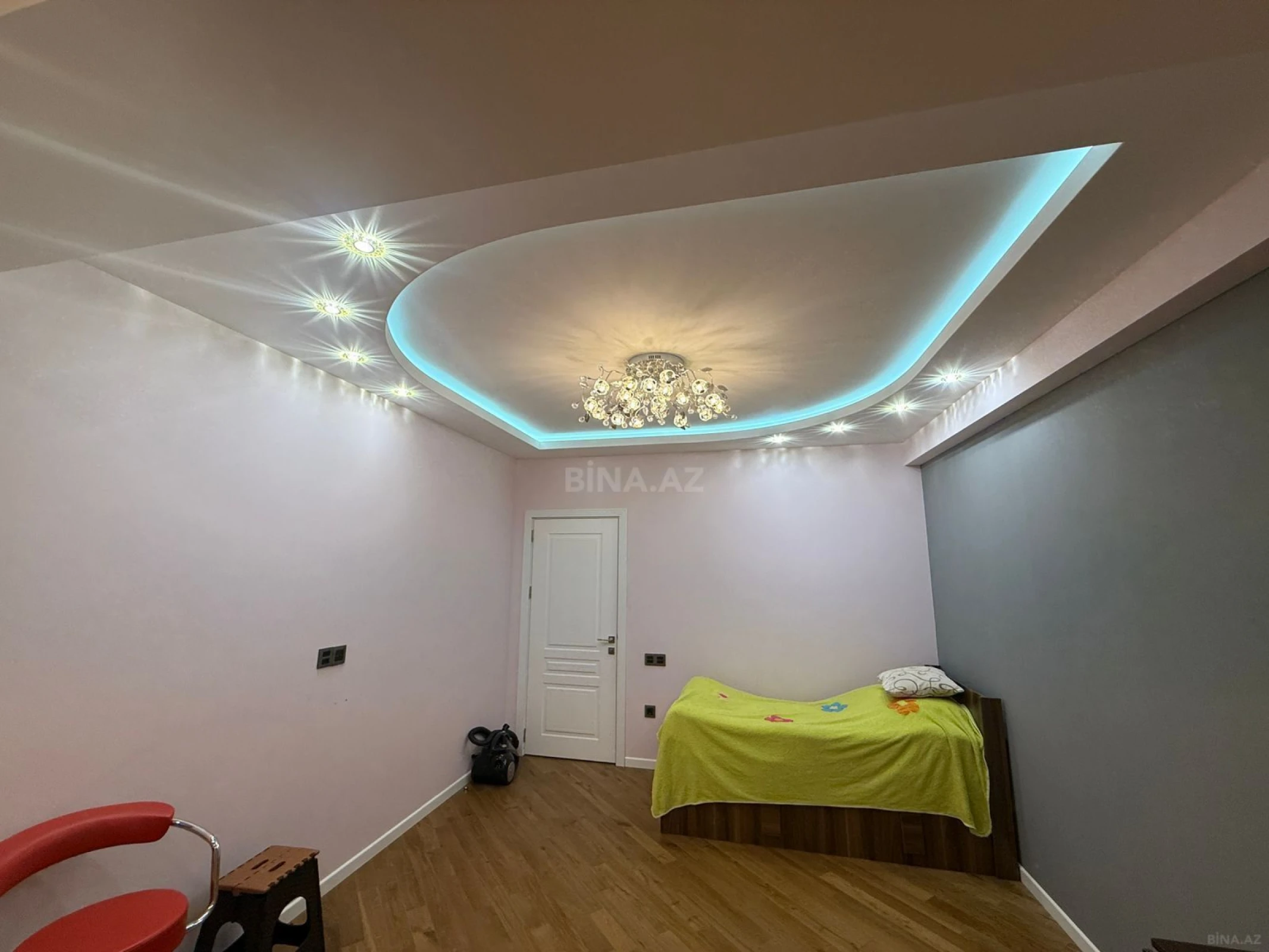 Kirayə verilir 4 otaqlı mənzil 127 m²