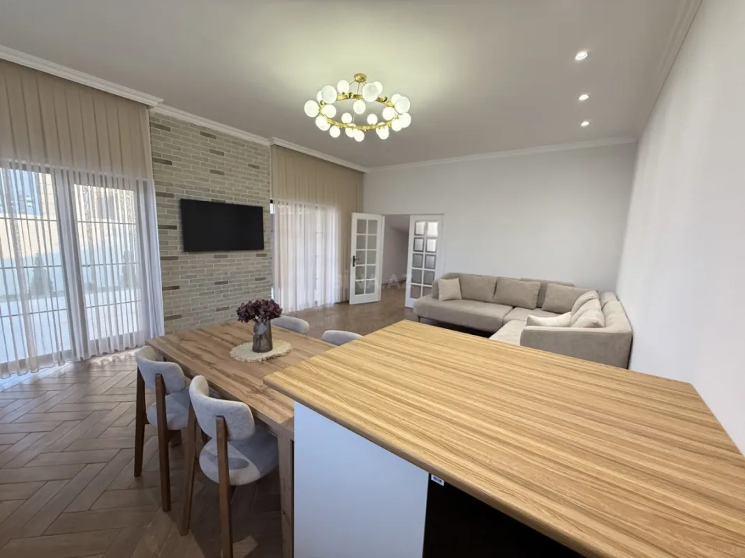 Satılır 5 otaqlı həyət evi 220 m²