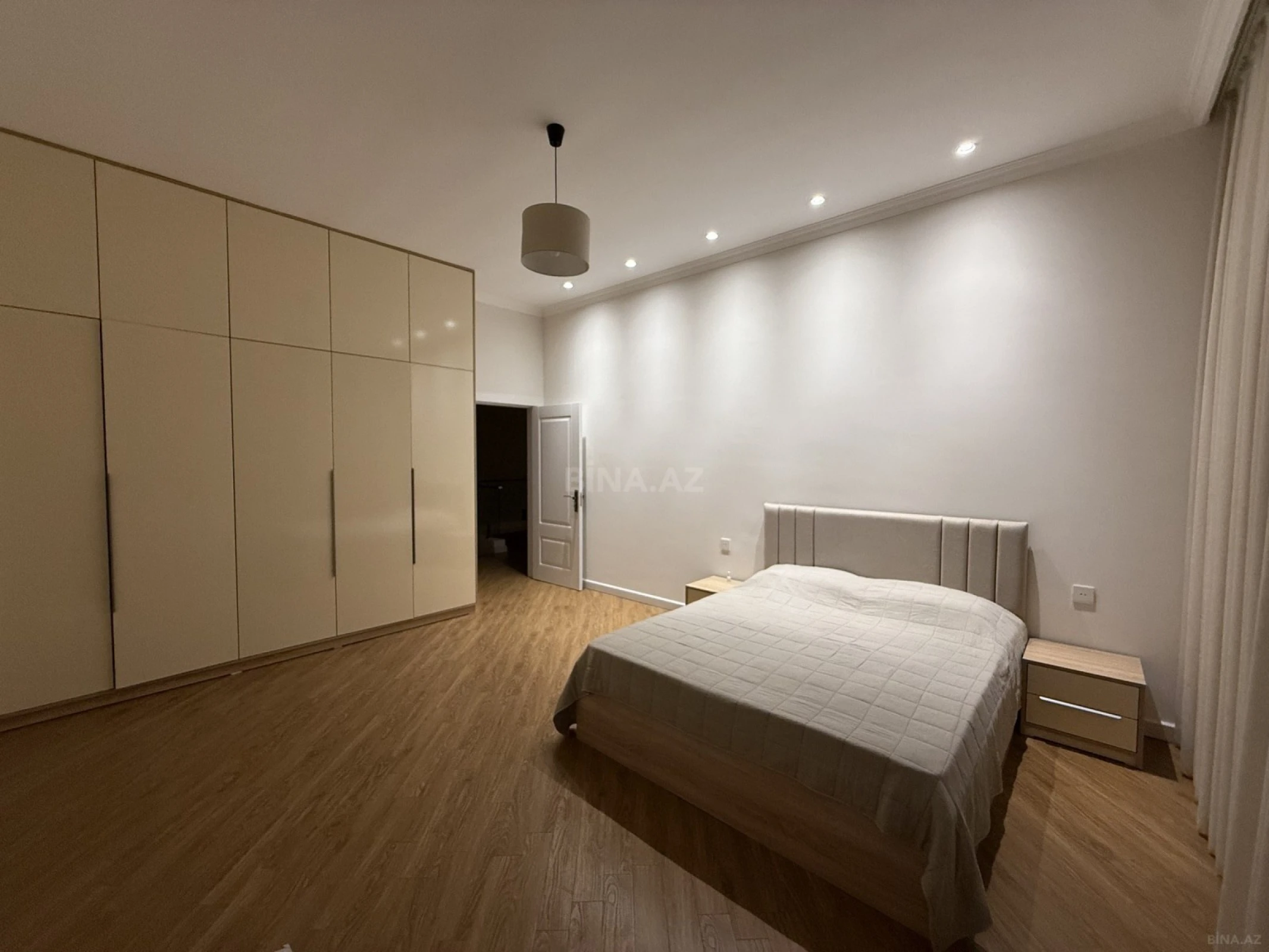 Satılır 5 otaqlı həyət evi 220 m²