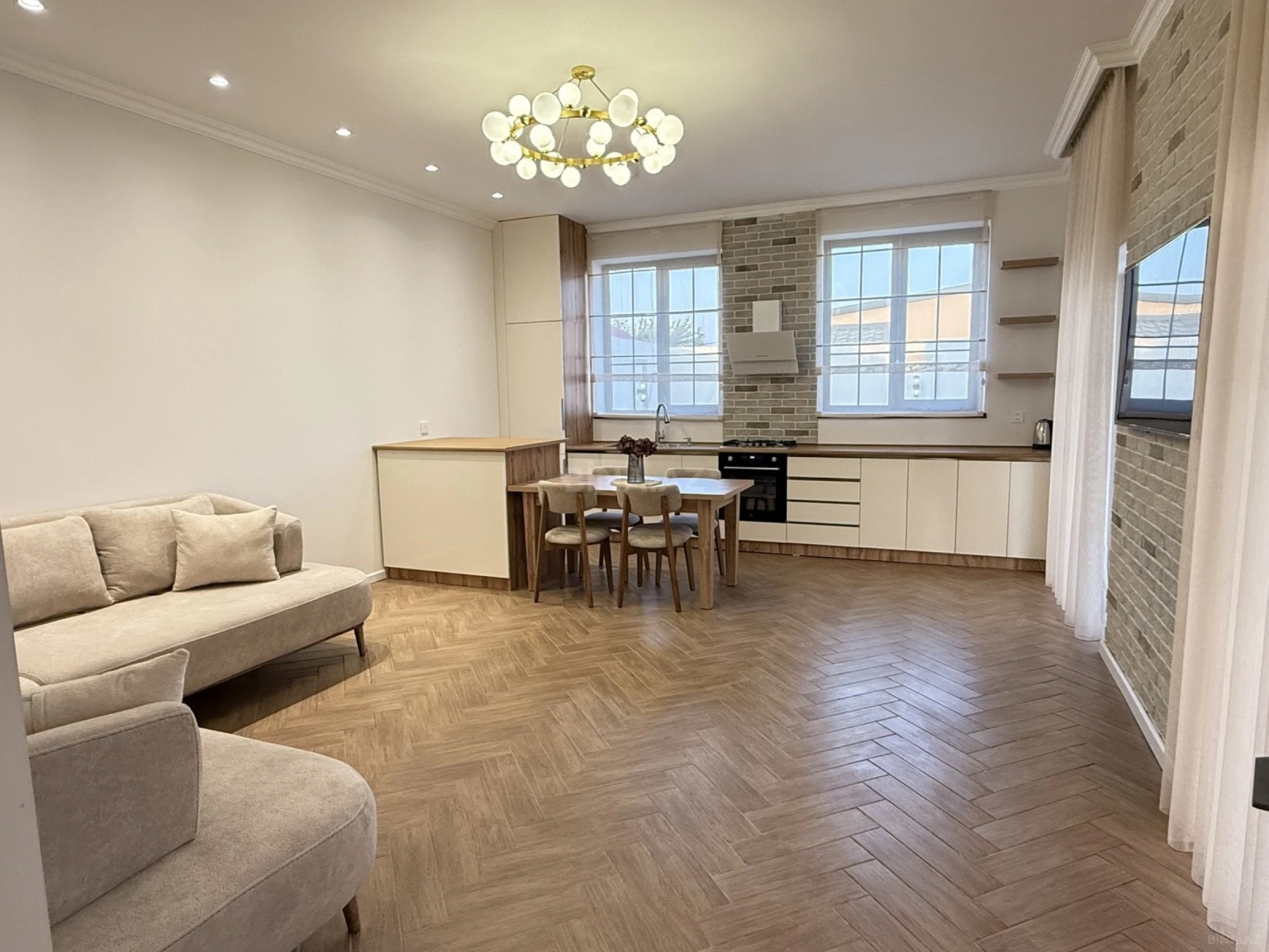 Satılır 5 otaqlı həyət evi 220 m²