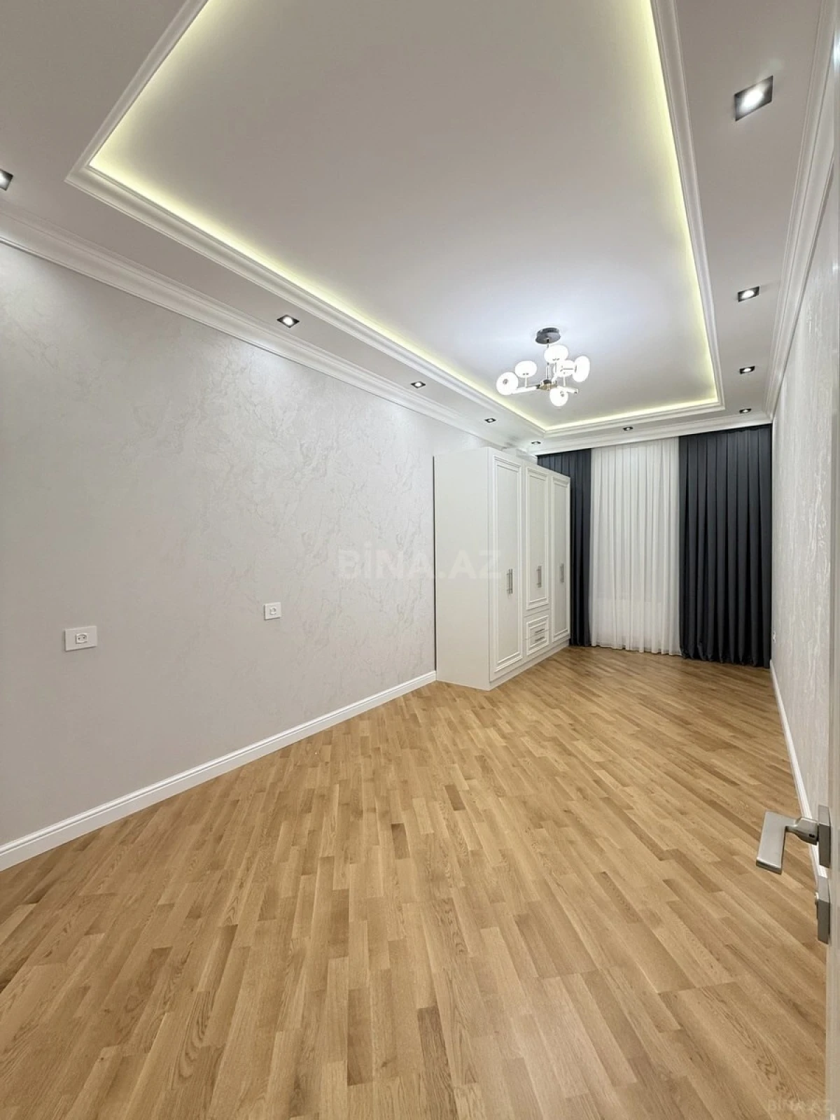 Satılır 3 otaqlı mənzil 132 m²