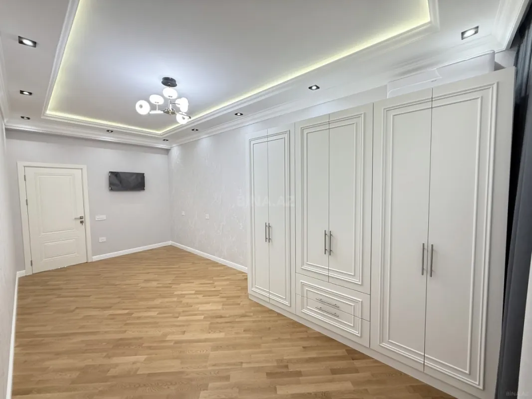 Satılır 3 otaqlı mənzil 132 m²