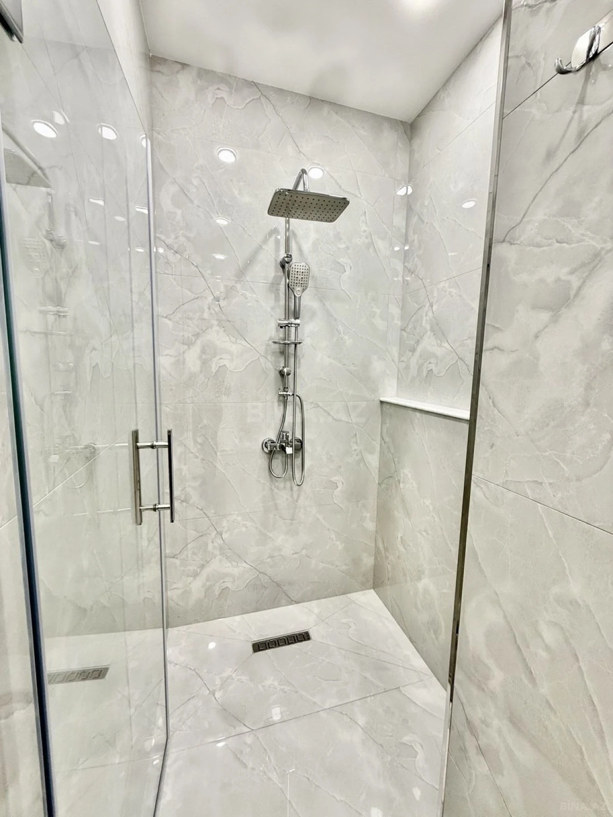 Satılır 3 otaqlı mənzil 132 m²