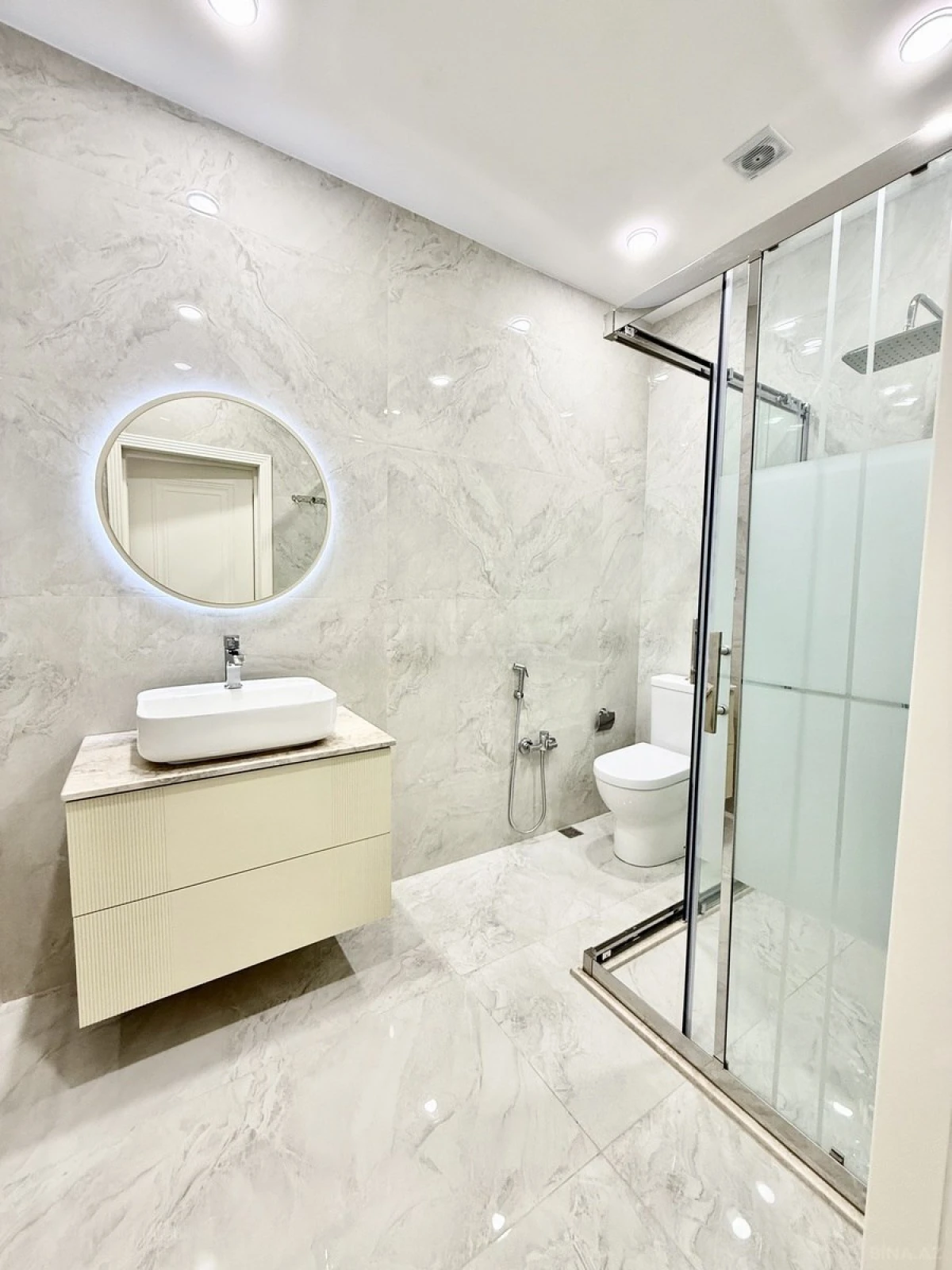 Satılır 3 otaqlı mənzil 132 m²