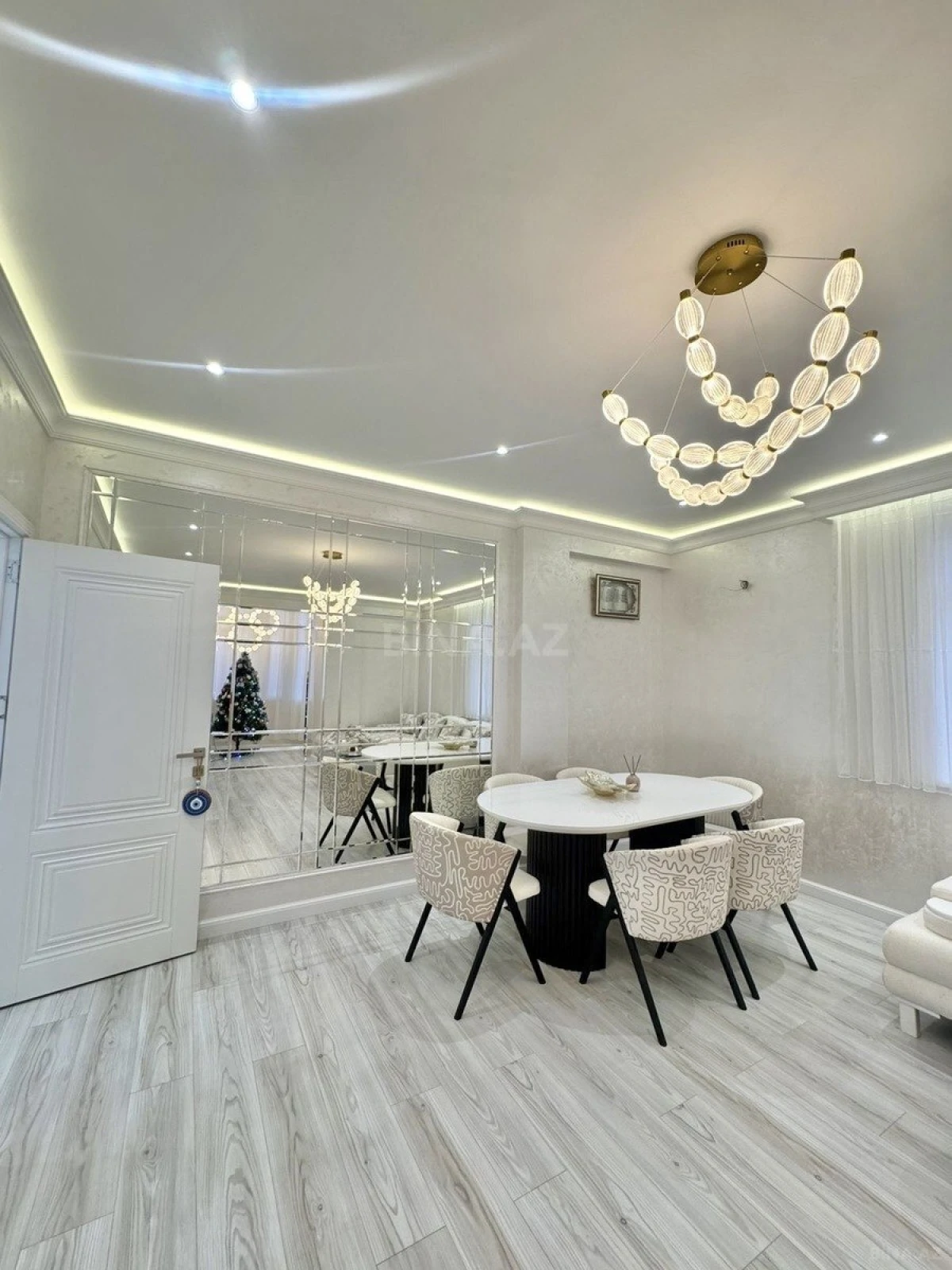 Satılır 3 otaqlı mənzil 117 m²
