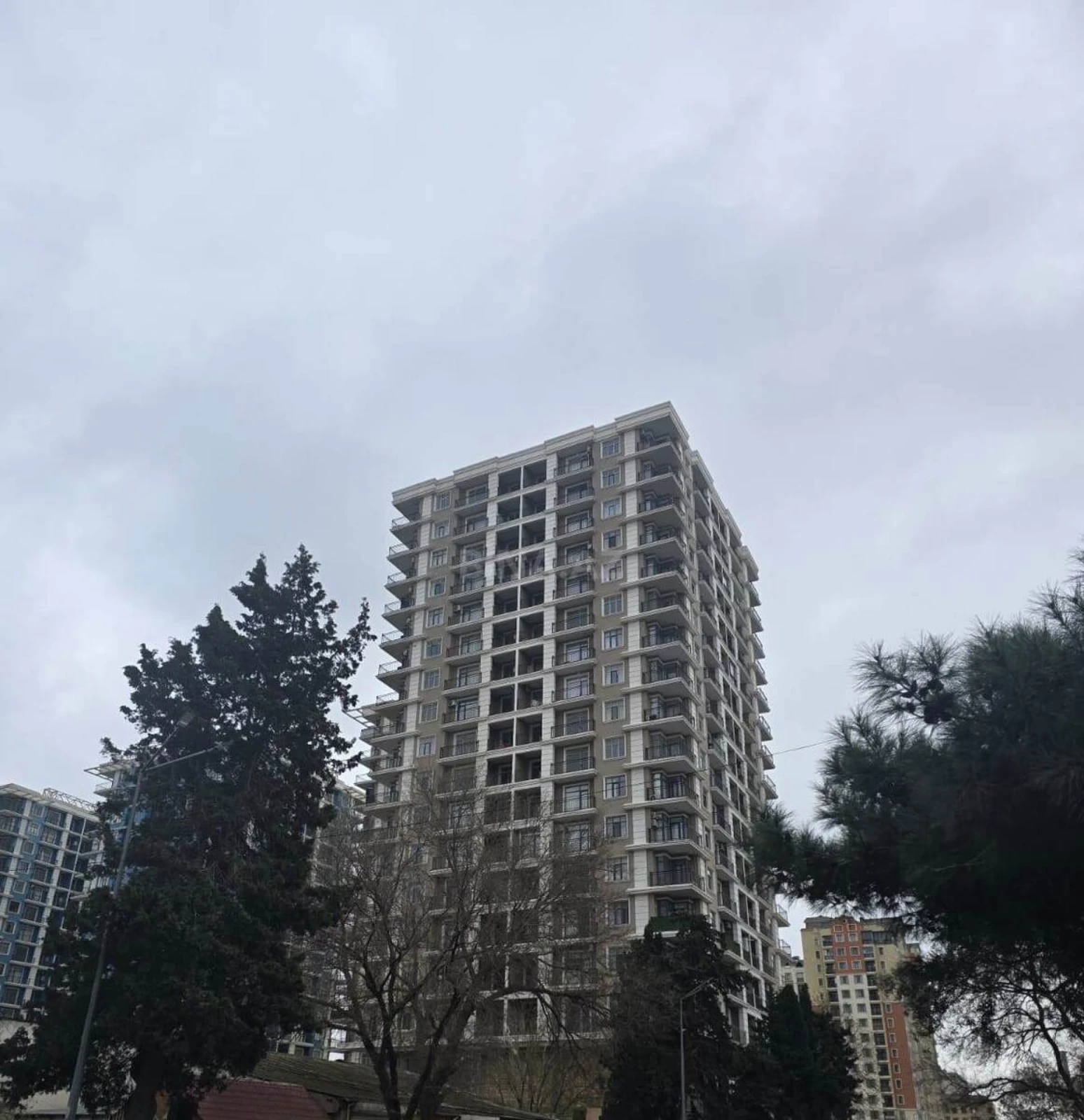 Satılır 4 otaqlı mənzil 181 m²