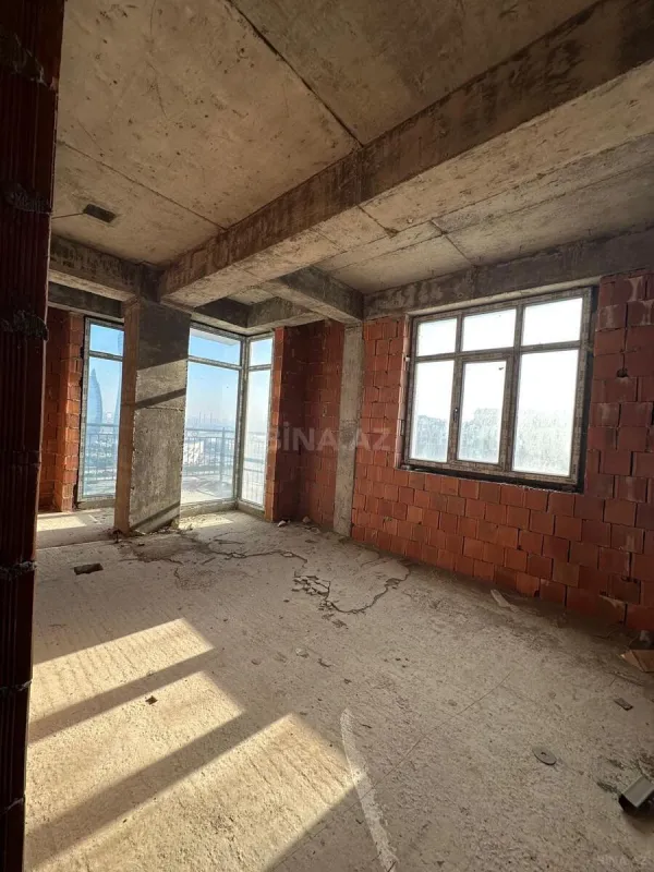 Satılır 4 otaqlı mənzil 181 m²