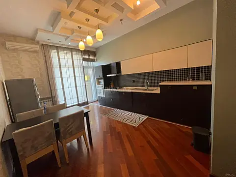 Kirayə verilir 2 otaqlı mənzil 105 m²