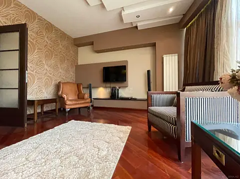 Kirayə verilir 2 otaqlı mənzil 105 m²