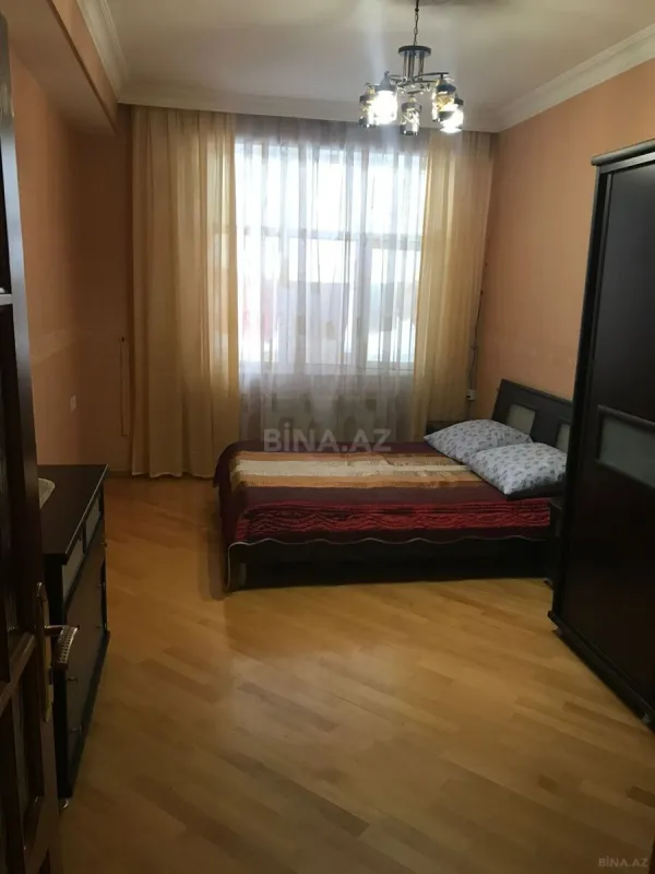 Satılır 3 otaqlı mənzil 130 m²