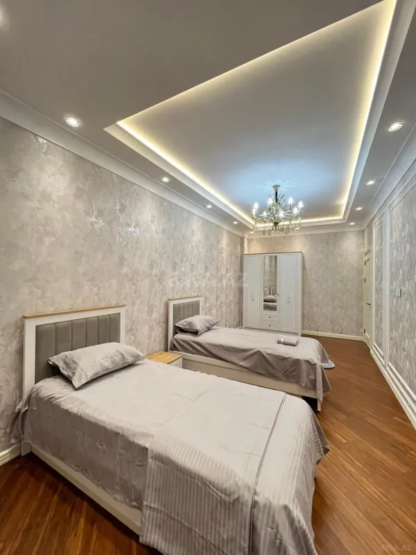 Satılır 4 otaqlı mənzil 180 m²