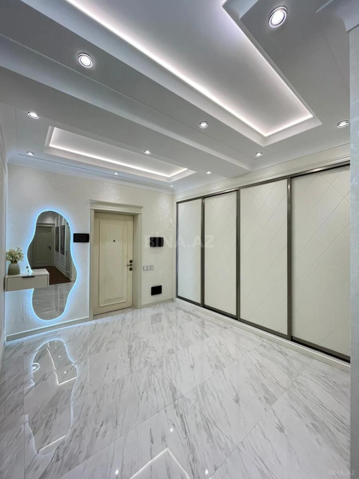 Satılır 4 otaqlı mənzil 180 m²