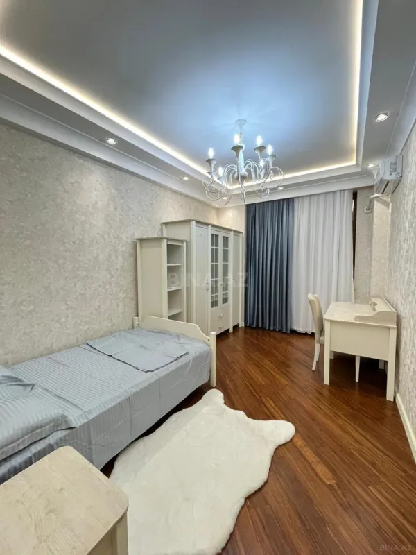 Satılır 4 otaqlı mənzil 180 m²