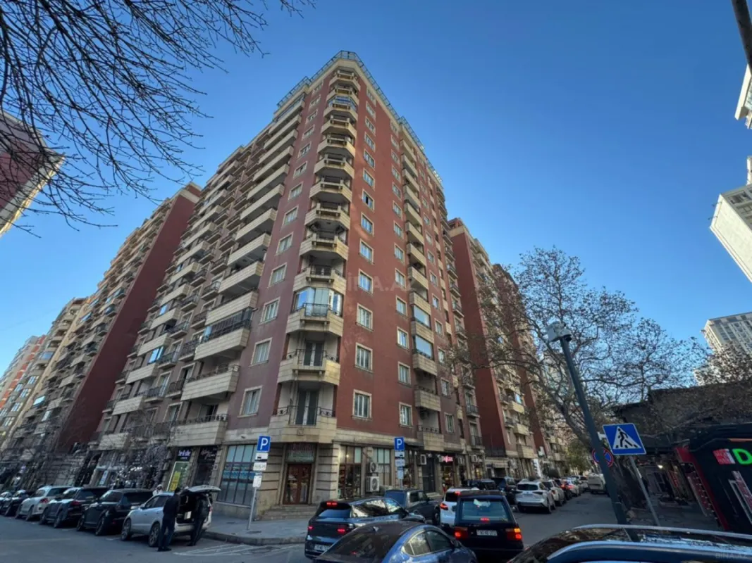 Satılır 4 otaqlı mənzil 200 m²