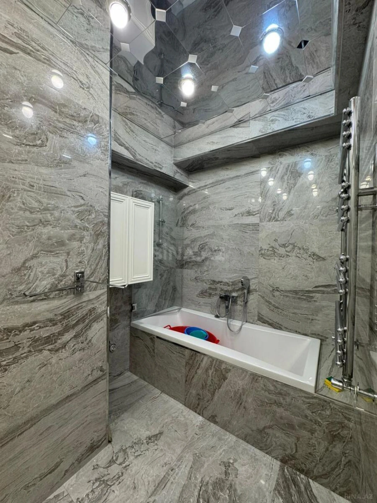 Satılır 4 otaqlı mənzil 200 m²