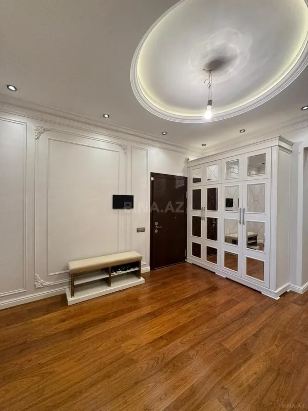 Satılır 4 otaqlı mənzil 200 m²