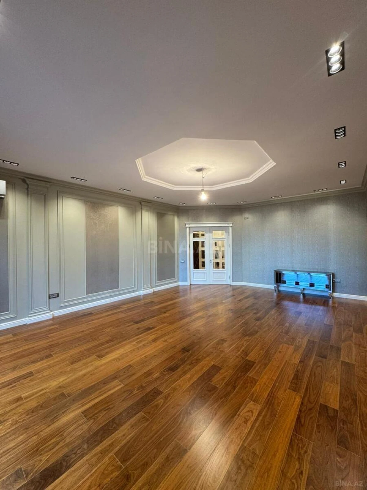 Satılır 4 otaqlı mənzil 200 m²