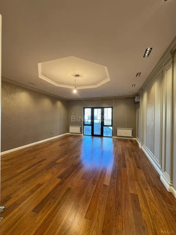 Satılır 4 otaqlı mənzil 200 m²