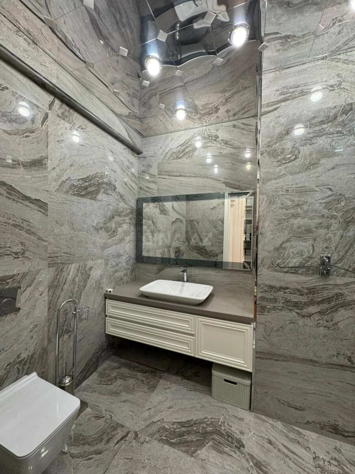 Satılır 4 otaqlı mənzil 200 m²