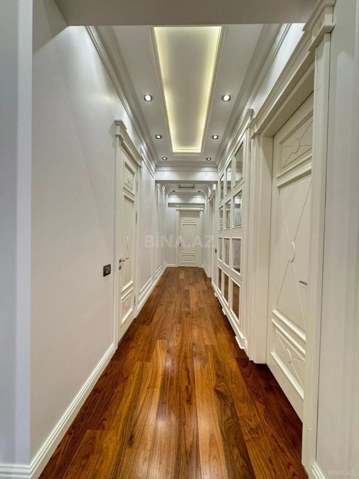 Satılır 4 otaqlı mənzil 200 m²