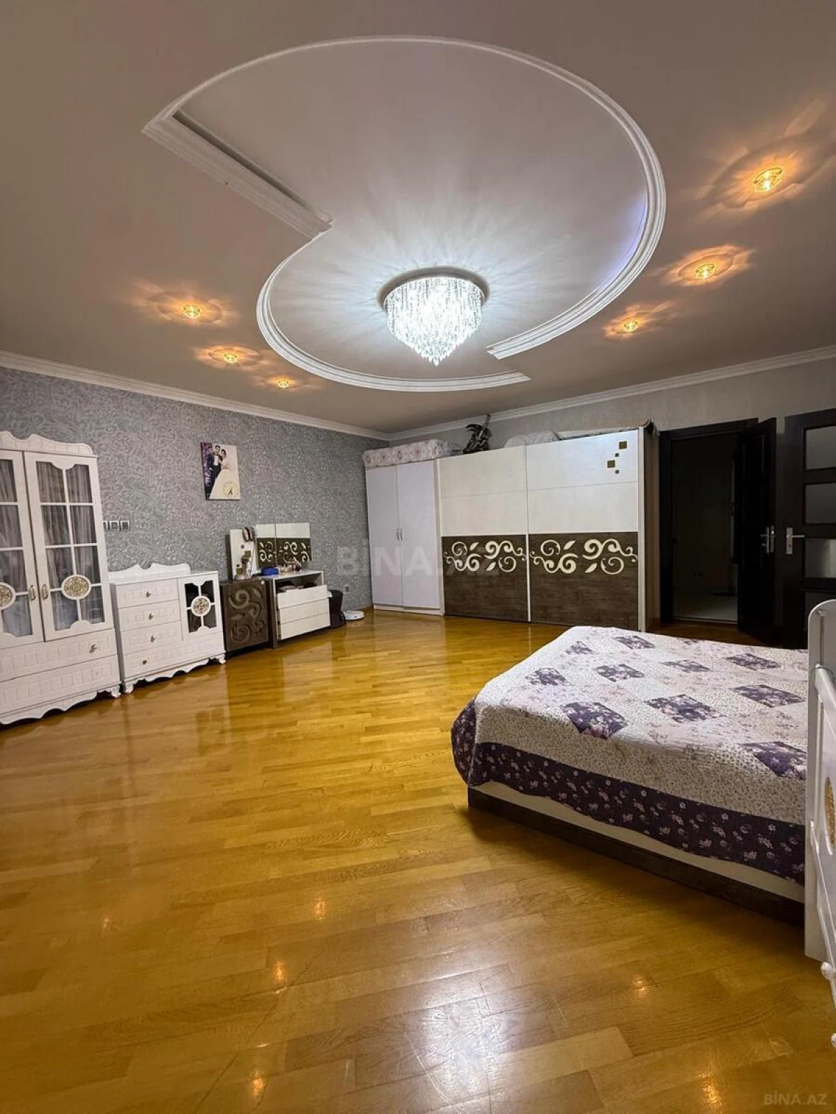 Satılır 3 otaqlı mənzil 172 m²