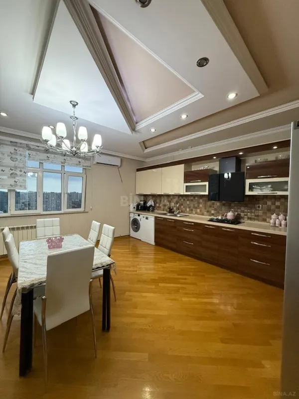 Satılır 3 otaqlı mənzil 172 m²