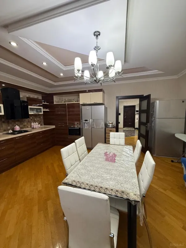 Satılır 3 otaqlı mənzil 172 m²