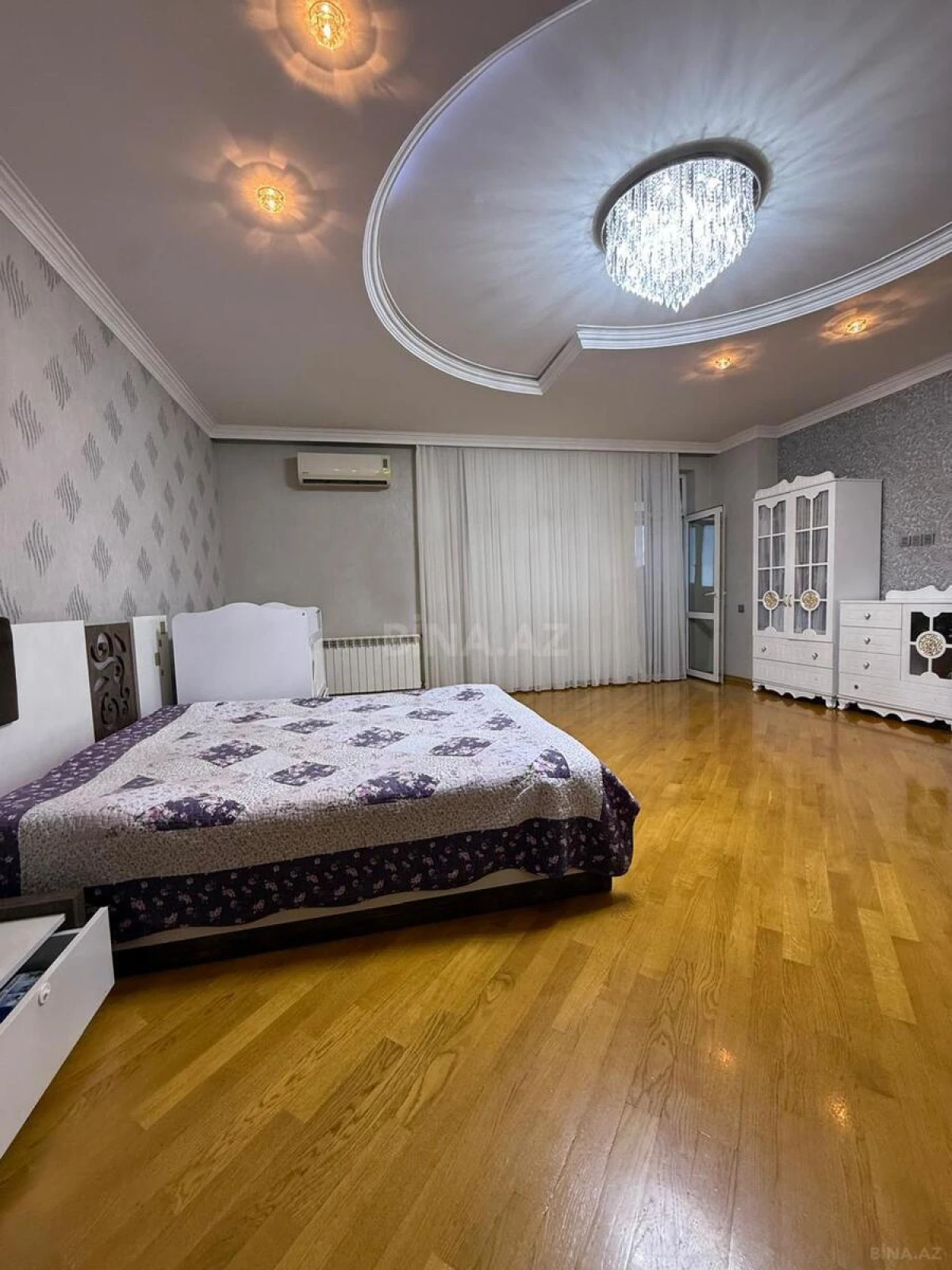 Satılır 3 otaqlı mənzil 172 m²