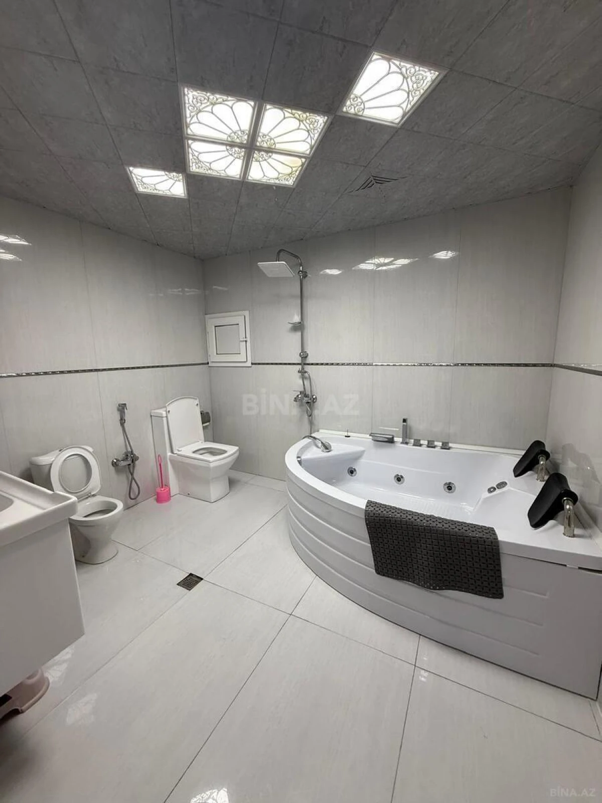 Satılır 3 otaqlı mənzil 220 m²